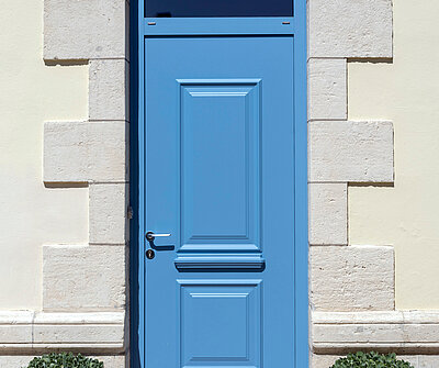 porte bleu sur maison beige