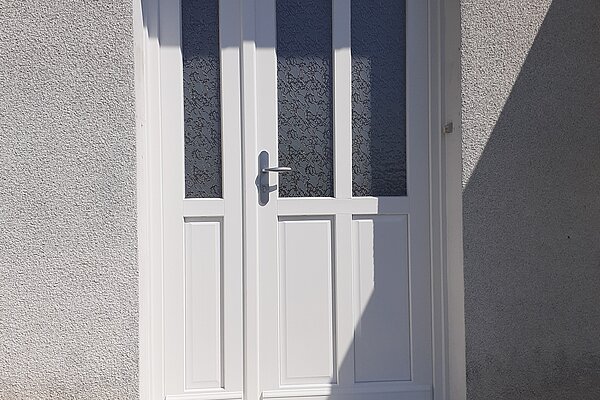 Quelle est la différence de prix entre une porte d'entrée en PVC et une porte d'entrée en aluminium ?