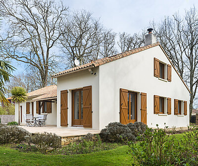 Vue d'une maison avec des volets battants Annie