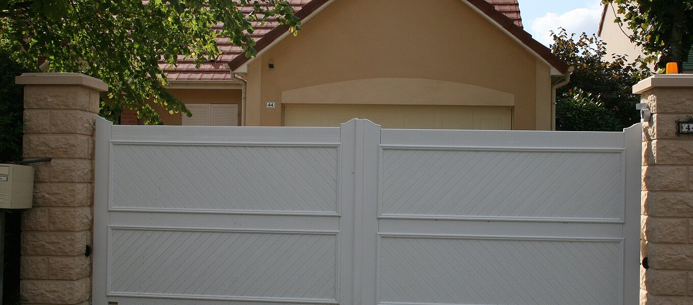 Comparer les devis de différents fabricants de portails en PVC, nos astuces | OuvertureS