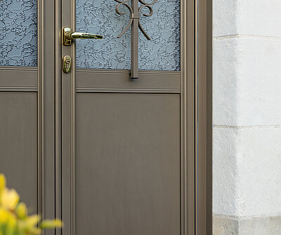 PORTE TAUPE AVEC GRILLE