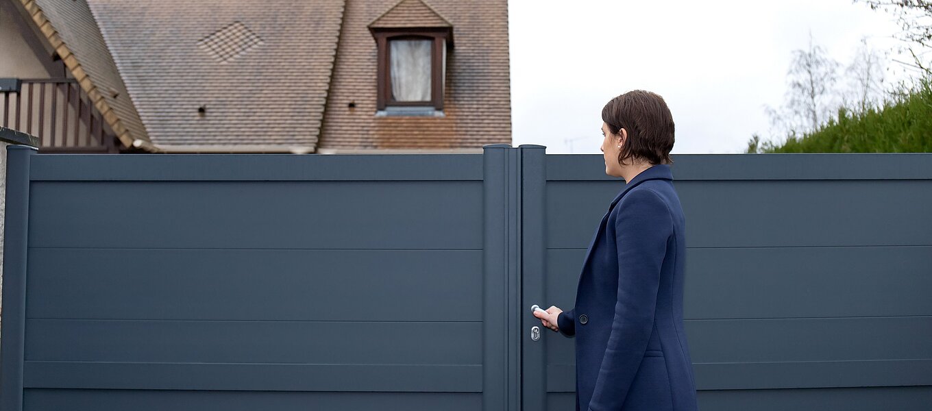 Choisir entre portail en aluminium et portail en PVC pour sa maison | OuvertureS