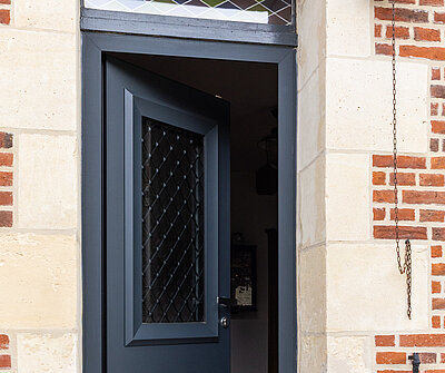 porte d'entrée grise ouverte