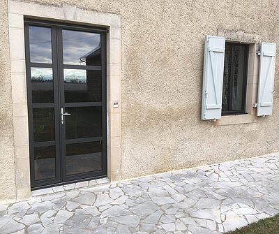 Porte d'entée noir vue de l'extérieur