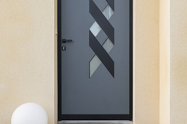 Optez pour une porte d'entrée en aluminium pour votre projet de rénovation