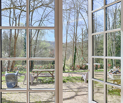 fenetre bois blanche ouverte