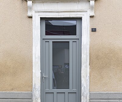 porte grise sur maison beige