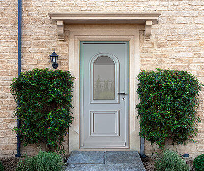 Porte d'entrée grise maison en pierre