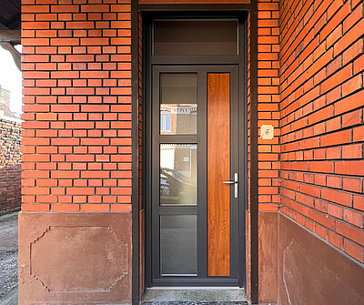 porte pvc sur maison en brique