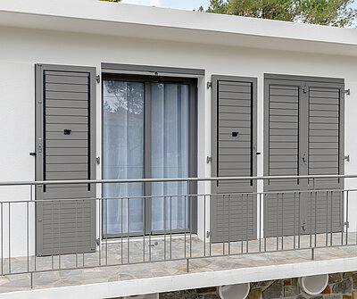 volets ouverts sur balcon