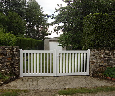 portail blanc ajouré