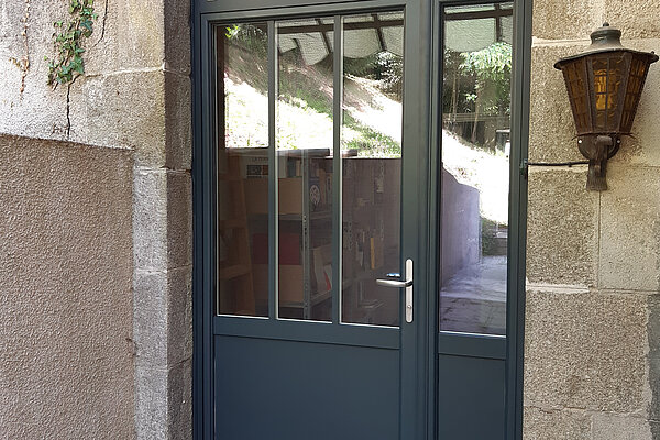 Porte d'entrée avec tierce pour une entrée élégante
