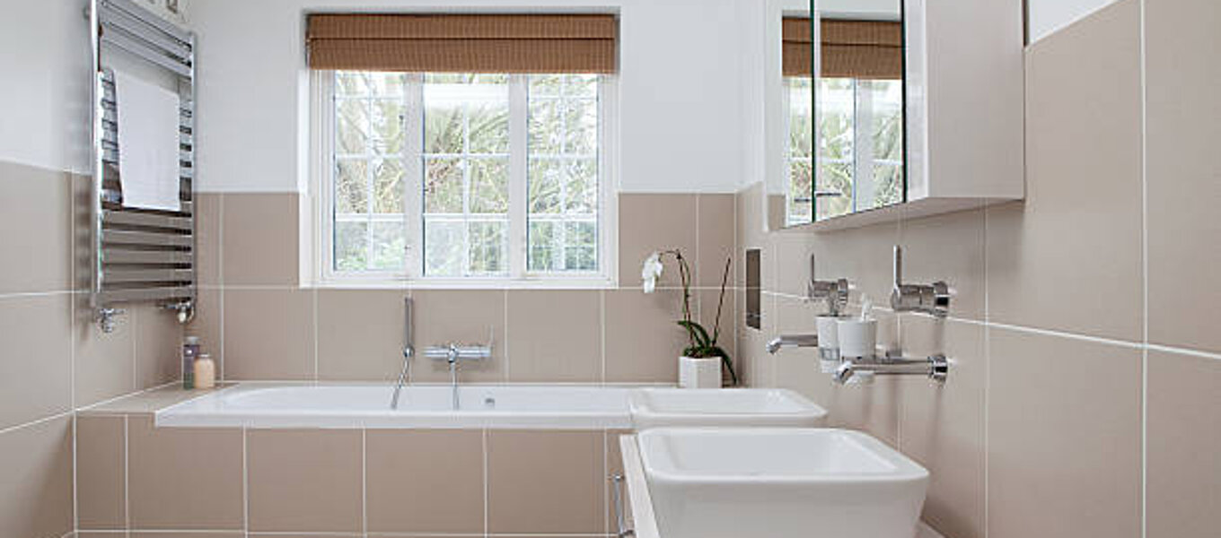 Comment améliorer l'aération d'une salle de bain avec une petite fenêtre ? 
