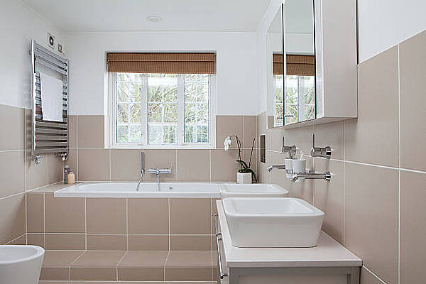 Comment améliorer l'aération d'une salle de bain avec une petite fenêtre ?