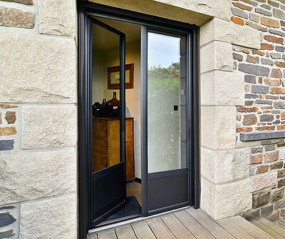 porte fenetre alu sur maison en pierre