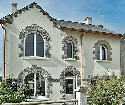 maison pierre avec fenêtres cintrées