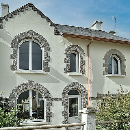 maison pierre avec fenêtres cintrées