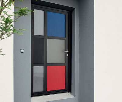 porte avec insert de couleurs bleu et rouge