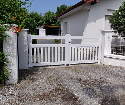 portail blanc pvc ajouré