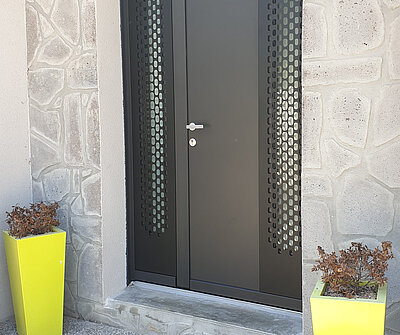 porte d'entrée cadre noir avec motif