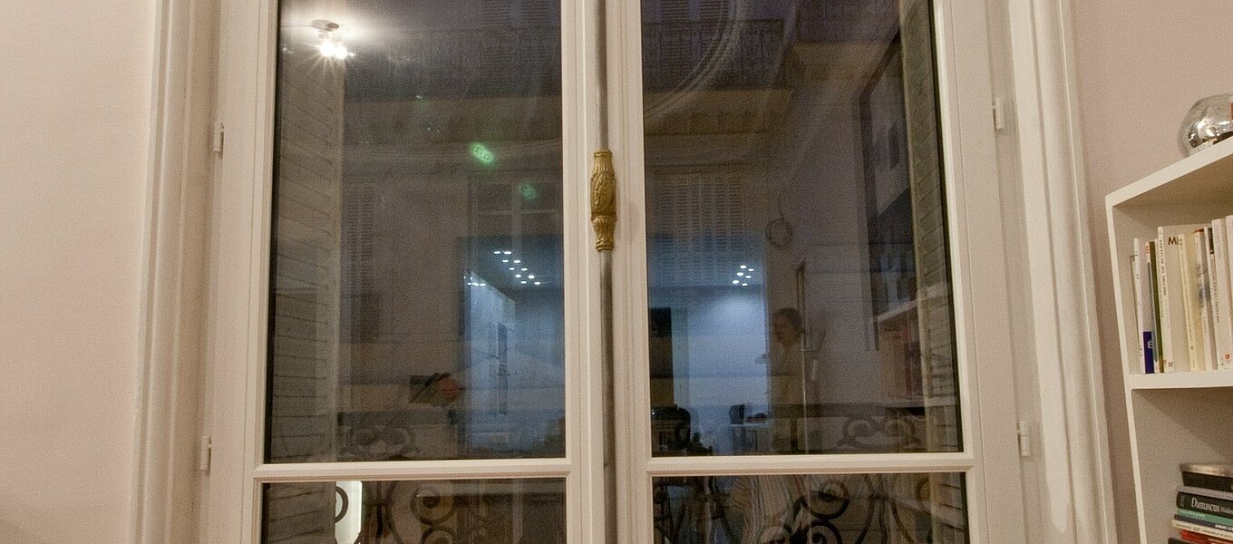 Comment entretenir une porte d'entrée en bois pour qu'elle dure dans le temps ? 