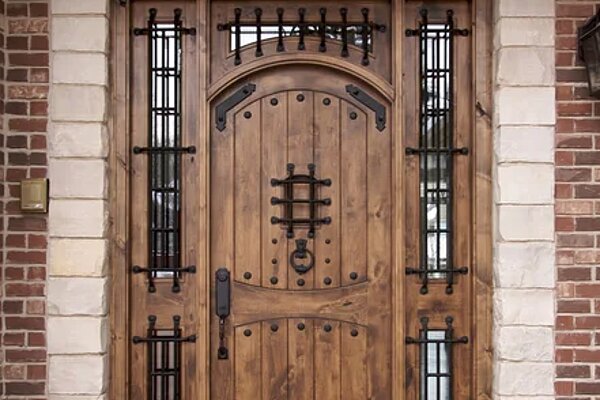 Combien coûte une porte d'entrée en bois massif ?
