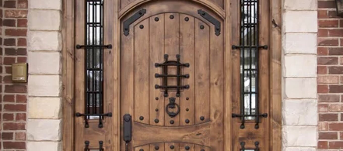 Combien coûte une porte d'entrée en bois massif ? 