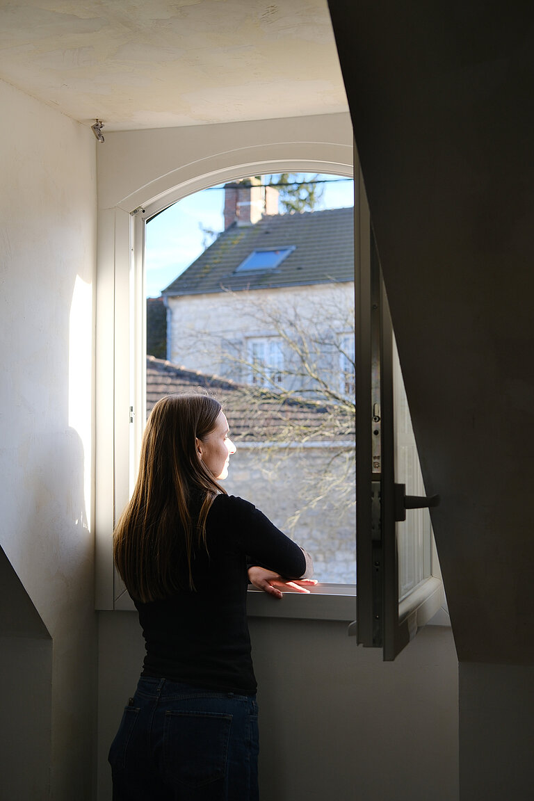 femme regardant par la fenêtre