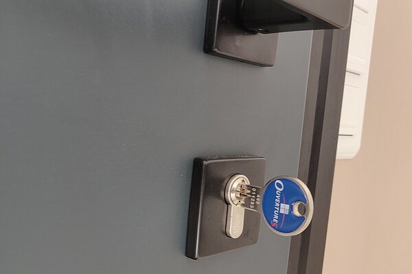 Quelles sont les solutions pour renforcer la sécurité d'une porte d'entrée ?