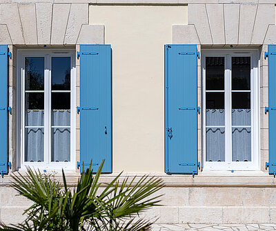 DEUX FENETRES AVEC VOLETS BLEUES