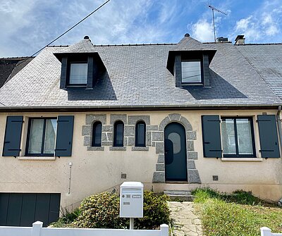Maison beige et noir avec menuiseries alu
