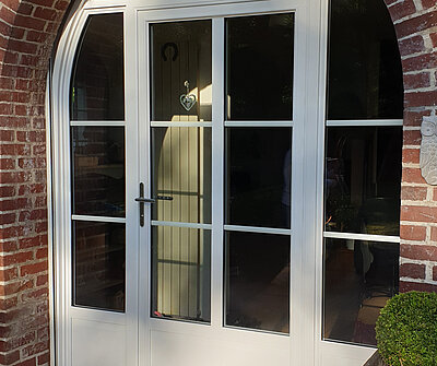 porte bois sur maison en brique
