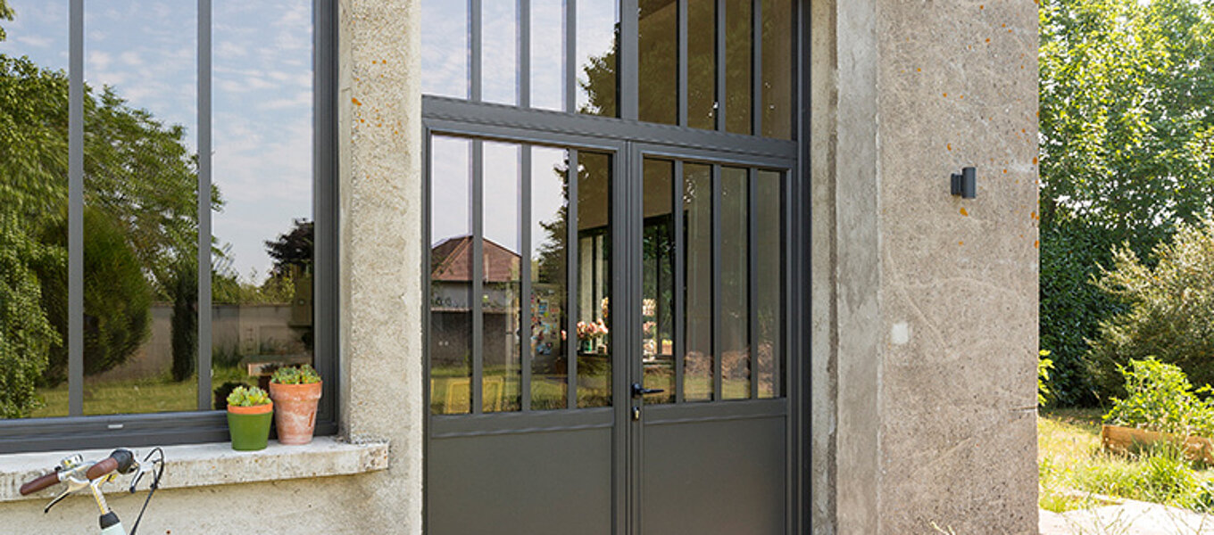 Comment choisir une porte d'entrée vitrée design et sécurisée ?