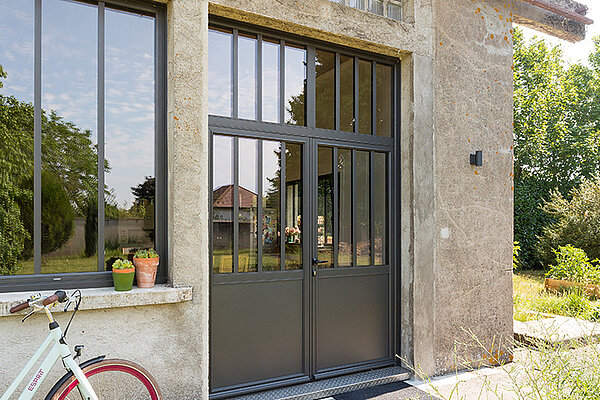 Comment choisir une porte d'entrée vitrée design et sécurisée ?