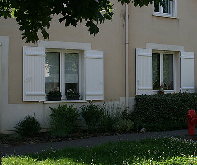 volets ouverts sur batiment