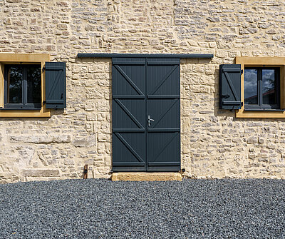 volet alu sur maison en pierre