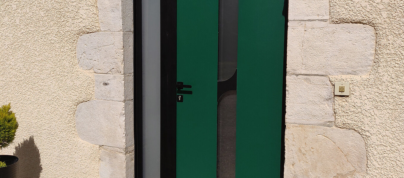 Comment nettoyer une porte d'entrée en ALU ?