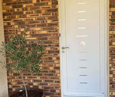 porte blanche sur fond marron