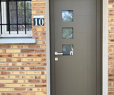 porte marron avec motif carré